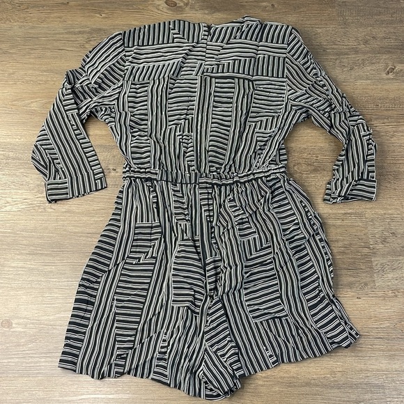 TOPSHOP Women’s Belted Black and White Striped Playsuit Jumpsuit, size 6 - Picture 12 of 14
